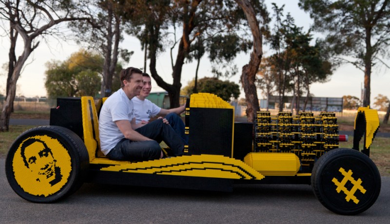 Coche hecho con piezas Lego