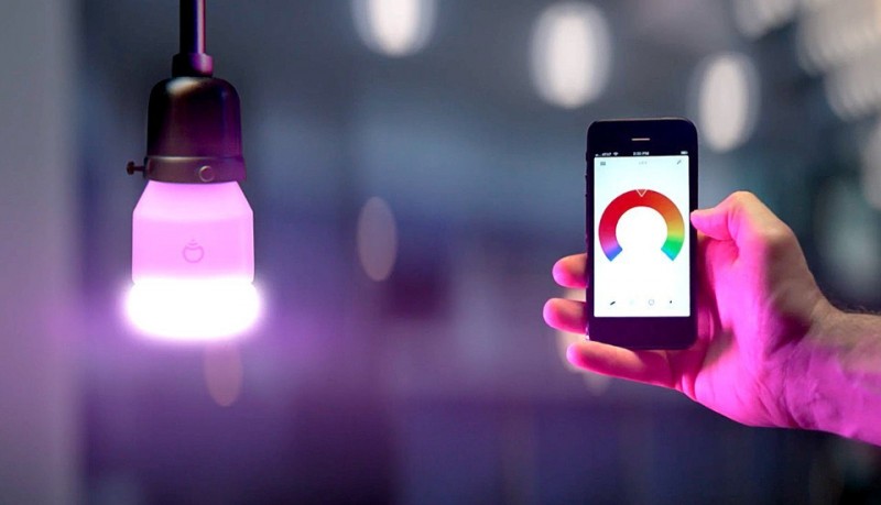 LIFX cambia el color y la intensidad de la luz con tu móvil