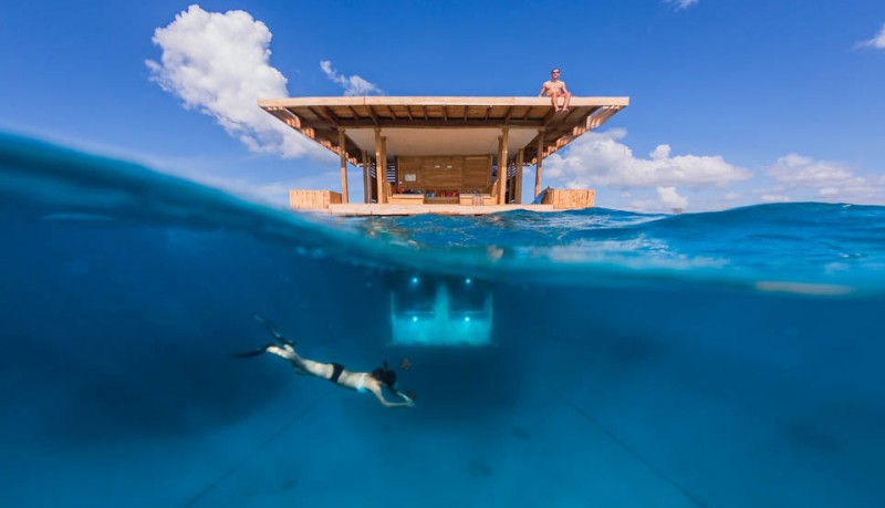 Manta Resort bajo el agua