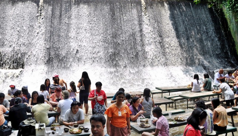 Restaurante en una cascada en Villa Escudero