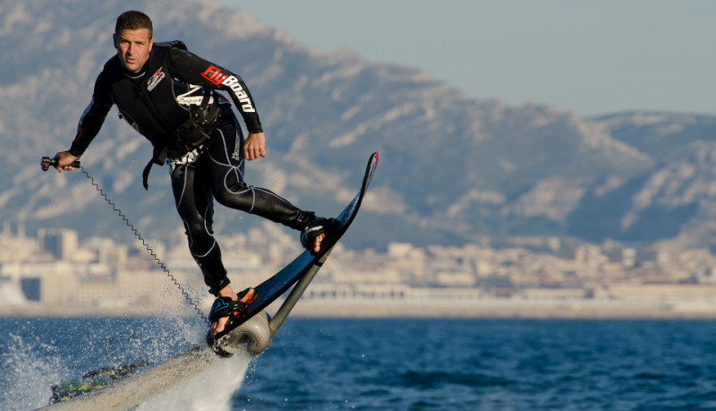 Skate sobre el agua con Hoverboard